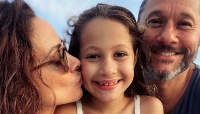 Rodeada de amor, creatividad y una educación moderna, la pequeña crece en un ambiente donde sus talentos comienzan a brillar.