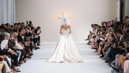 Desde el Palais de Tokyo, en una noche tan elegante como inspiradora, Tamara Ralph celebró dos años de su firma con una colección que redefine el concepto de alta costura. Texturas delicadas, siluetas que flotan y un universo de blancos invernales con destellos dorados marcaron un desfile cargado de sensibilidad y precisión.