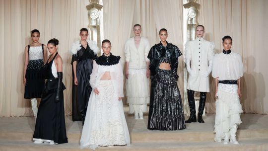 Chanel vuelve a sus orígenes con una colección de Alta Costura inspirada en la naturaleza