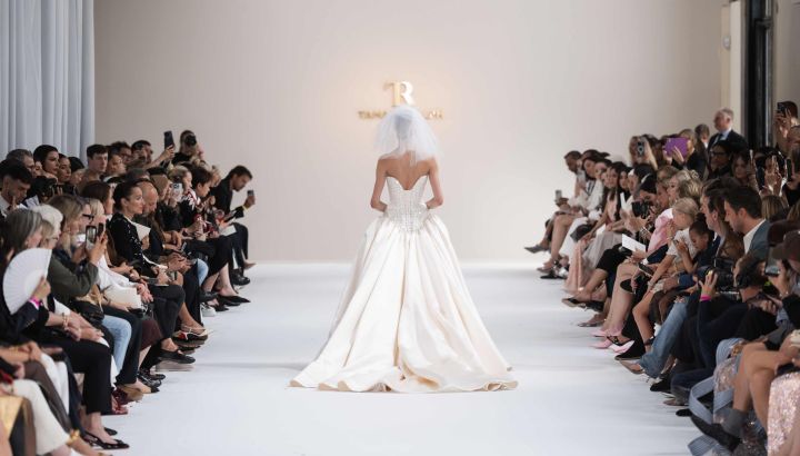 Tamara Ralph presentó su colección Couture Otoño-Invierno 2025/2026 en París: lujo etéreo y espíritu art déco