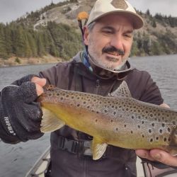 La Provincia enfatizó que esta habilitación se realizará bajo el Reglamento de Pesca Deportiva Patagónico que rige hasta finalizado el mes de octubre, y la Dirección de Pesca Continental implementará controles de doble turno para asegurar el cumplimiento de las regulaciones.