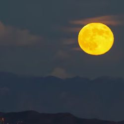 Tiene lugar cuando la Tierra queda alineada entre el Sol y la Luna.