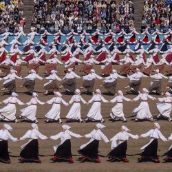Bailarines actúan en el recinto del Festival de la Canción de Tallin durante el 28.º Festival de Canción y Danza Laulupidu, celebrado en Tallin. Este tradicional evento nacional abarca toda Estonia y cuenta con la participación de más de 40.000 cantantes de coro, músicos de orquesta, bailarines y músicos folclóricos. | Foto:RAIGO PAJULA / AFP