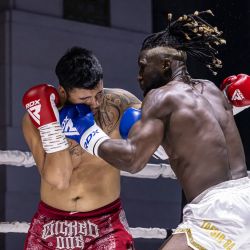 El kickboxer senegalés y campeón mundial Mouhamed Tafsir Ba (der.) compite contra el kickboxer suizo Eric Brito (izq.) durante su pelea por el cinturón intercontinental profesional de la Asociación Mundial de Organizaciones de Kickboxing (WAKO) en la categoría de 86 kg en el Gran Teatro de Dakar. | Foto:Patrick Meinhardt / AFP