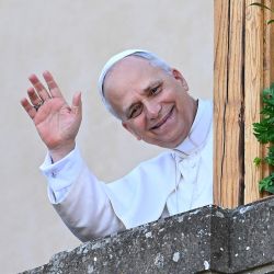 El Papa León XIV saluda al pueblo desde la terraza de la residencia papal de verano, adonde llega para una estancia de dos semanas en Castel Gandolfo, a 40 km al sureste de Roma. | Foto:Andreas Solaro / AFP