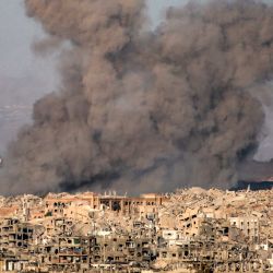Esta imagen, tomada desde el oeste de Jabalia, en el centro de la Franja de Gaza, muestra columnas de humo elevándose tras el bombardeo israelí en Beit Lahia. | Foto:Bashar Taleb / AFP