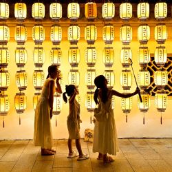 Imagen de turistas visitando el área escénica del Pabellón de Tengwang por la noche, en la ciudad de Nanchang, en la provincia de Jiangxi, en el este de China. | Foto:Xinhua/Liu Jinhai