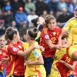 La centrocampista belga, Justine Vanhaevermaet (derecha), cabecea el balón y marca el primer gol de su equipo durante el partido del Grupo B de la Eurocopa Femenina de la UEFA 2025 entre España y Bélgica, en el estadio Arena Thun, en Thun. | Foto:SEBASTIEN BOZON / AFP