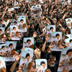 Los musulmanes chiítas sostienen retratos del líder supremo de Irán, el ayatolá Ali Jamenei, durante una procesión religiosa celebrada para conmemorar la Ashura, el décimo día del mes sagrado islámico de Muharram, en Karachi. | Foto:Asif Hassan / AFP