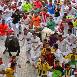 Participantes corren delante de los toros de Victoriano del Río durante el cuarto encierro de San Fermín en Pamplona, norte España. | Foto:ANDER GILLENEA / AFP