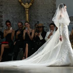 Una modelo presenta una creación para Rami Al Ali durante el desfile de Alta Costura Otoño/Invierno 2025-26 en París. | Foto:Thomas Samson / AFP