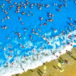Vista aérea tomada con un dron de turistas disfrutando de su tiempo libre en un complejo turístico, en la ciudad de Huzhou, en la provincia de Zhejiang, en el este de China. Con la llegada de las vacaciones de verano, muchos lugares de China han entrado en la temporada alta de turismo. | Foto:Xinhua/Wu Zheng