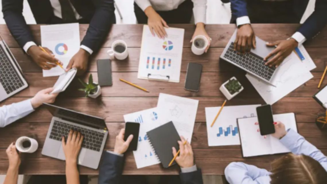 La economía dual de Javier Milei abrió el libro de pases en multinacionales: ¿qué ejecutivos quieren regresar al país y quiénes huir?