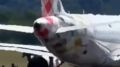 Un hombre fue succionado por el motor de un avión.