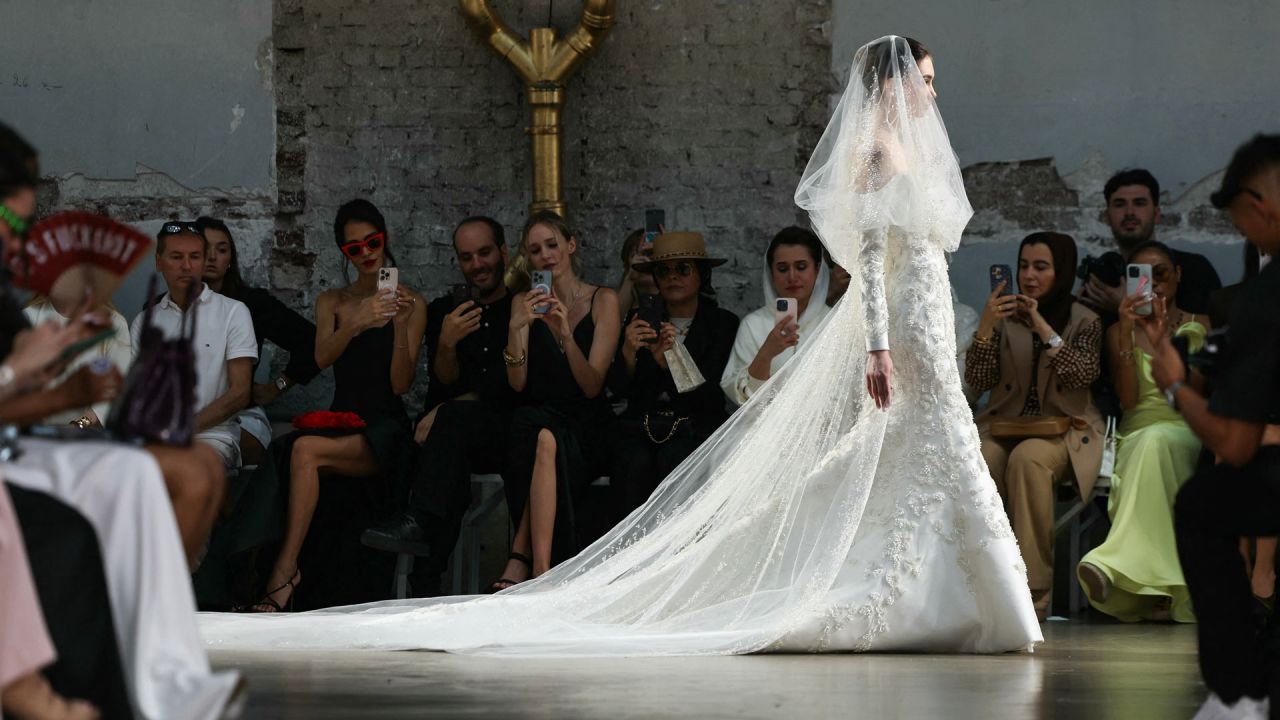Una modelo presenta una creación para Rami Al Ali durante el desfile de Alta Costura Otoño/Invierno 2025-26 en París. | Foto:Thomas Samson / AFP