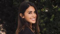 Antonela Roccuzzo impone estilo con su look total black: escote profundo y un guiño sexy
