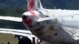 Un hombre fue succionado por el motor de un avión.