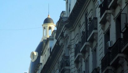 Única cuadra espejo de la Ciudad de Buenos Aires que tiene entre sus secretos, una auténtica librería de culto. Historia y actualidad. 