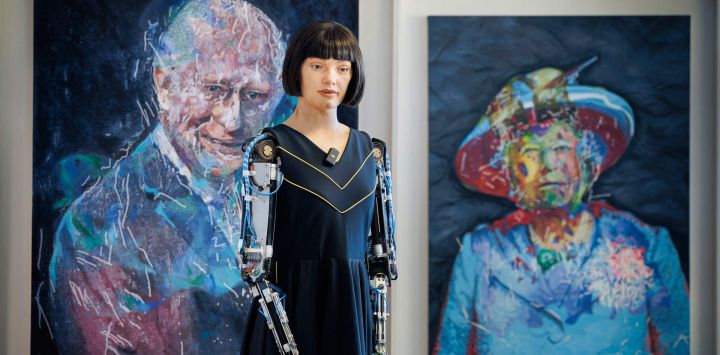 Ai-Da, un robot humanoide ultrarrealista, observa las pinturas del rey Carlos III y la reina Isabel II de Gran Bretaña, expuestas en el marco de la Cumbre Mundial de IA para el Bien, organizada por la Unión Internacional de Telecomunicaciones (UIT) en Ginebra.