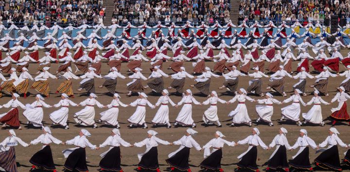 Bailarines actúan en el recinto del Festival de la Canción de Tallin durante el 28.º Festival de Canción y Danza Laulupidu, celebrado en Tallin. Este tradicional evento nacional abarca toda Estonia y cuenta con la participación de más de 40.000 cantantes de coro, músicos de orquesta, bailarines y músicos folclóricos.