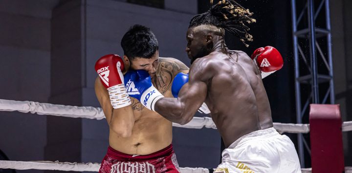El kickboxer senegalés y campeón mundial Mouhamed Tafsir Ba (der.) compite contra el kickboxer suizo Eric Brito (izq.) durante su pelea por el cinturón intercontinental profesional de la Asociación Mundial de Organizaciones de Kickboxing (WAKO) en la categoría de 86 kg en el Gran Teatro de Dakar.