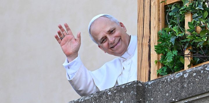 El Papa León XIV saluda al pueblo desde la terraza de la residencia papal de verano, adonde llega para una estancia de dos semanas en Castel Gandolfo, a 40 km al sureste de Roma.