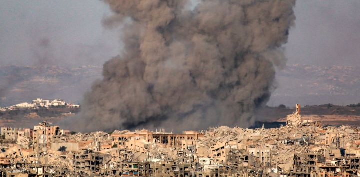 Esta imagen, tomada desde el oeste de Jabalia, en el centro de la Franja de Gaza, muestra columnas de humo elevándose tras el bombardeo israelí en Beit Lahia.