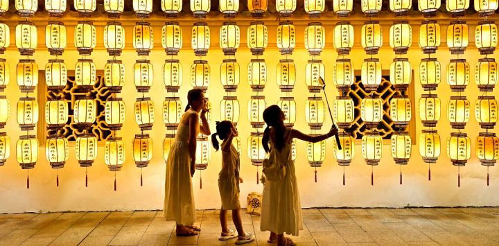 Imagen de turistas visitando el área escénica del Pabellón de Tengwang por la noche, en la ciudad de Nanchang, en la provincia de Jiangxi, en el este de China.