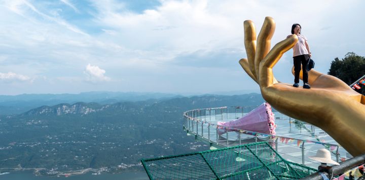 Imagen de una turista visitando un área escénica, en el distrito de Jianshi, en la prefectura autónoma tujia y miao de Enshi, en la provincia de Hubei, en el centro de China.