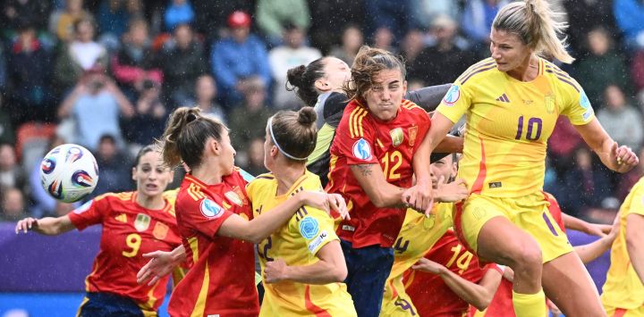 La centrocampista belga, Justine Vanhaevermaet (derecha), cabecea el balón y marca el primer gol de su equipo durante el partido del Grupo B de la Eurocopa Femenina de la UEFA 2025 entre España y Bélgica, en el estadio Arena Thun, en Thun.