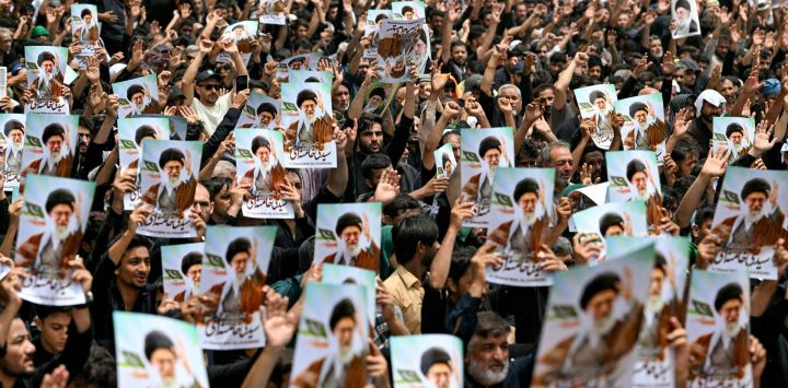 Los musulmanes chiítas sostienen retratos del líder supremo de Irán, el ayatolá Ali Jamenei, durante una procesión religiosa celebrada para conmemorar la Ashura, el décimo día del mes sagrado islámico de Muharram, en Karachi.