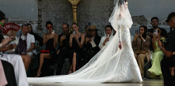 Una modelo presenta una creación para Rami Al Ali durante el desfile de Alta Costura Otoño/Invierno 2025-26 en París.