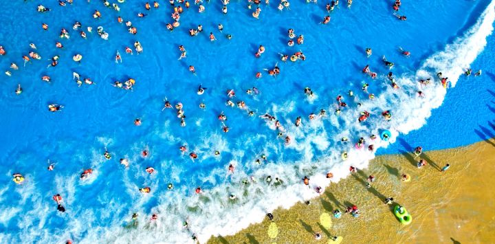 Vista aérea tomada con un dron de turistas disfrutando de su tiempo libre en un complejo turístico, en la ciudad de Huzhou, en la provincia de Zhejiang, en el este de China. Con la llegada de las vacaciones de verano, muchos lugares de China han entrado en la temporada alta de turismo.