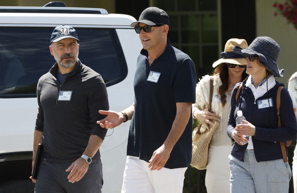 El Ceo de Uber Dara Khosrowshahi (izq.) y Alex von Furstenberg, en Sun Valley 2025.