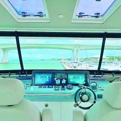 El Aquila 50, gracias a su forma tipo catamarán, posee una superficie de grandes esloras pero en un barco de 15 m. Sin duda, un lujo para disfrutar la vida a bordo.