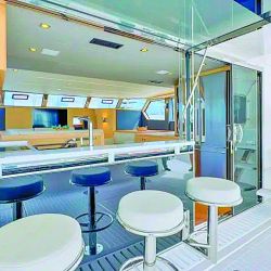 El Aquila 50, gracias a su forma tipo catamarán, posee una superficie de grandes esloras pero en un barco de 15 m. Sin duda, un lujo para disfrutar la vida a bordo.