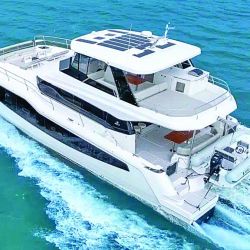 El Aquila 50, gracias a su forma tipo catamarán, posee una superficie de grandes esloras pero en un barco de 15 m. Sin duda, un lujo para disfrutar la vida a bordo.