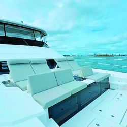 El Aquila 50, gracias a su forma tipo catamarán, posee una superficie de grandes esloras pero en un barco de 15 m. Sin duda, un lujo para disfrutar la vida a bordo.