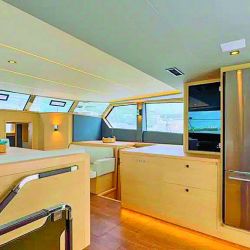 El Aquila 50, gracias a su forma tipo catamarán, posee una superficie de grandes esloras pero en un barco de 15 m. Sin duda, un lujo para disfrutar la vida a bordo.