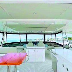 El Aquila 50, gracias a su forma tipo catamarán, posee una superficie de grandes esloras pero en un barco de 15 m. Sin duda, un lujo para disfrutar la vida a bordo.