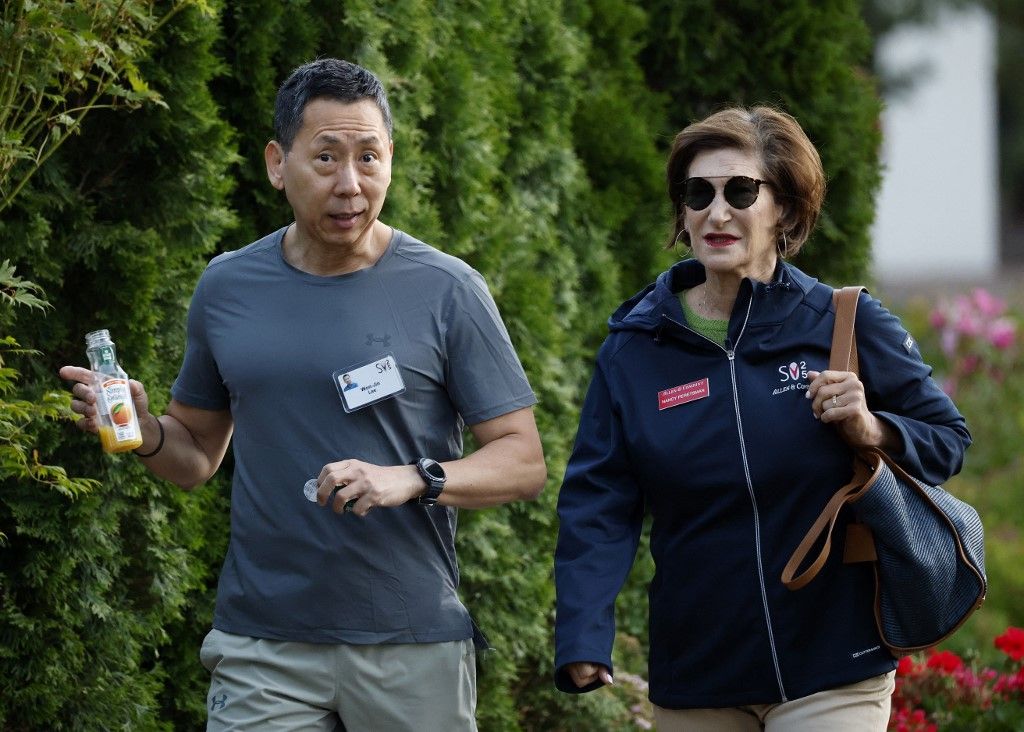 Won-Jin Lee, global CMO de Samsung Electronics, con una host en Sun valley 2025.