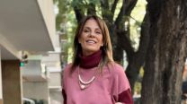 Nequi Galotti impone un total look borgoña con las tendencias invernales: cuero y peluche