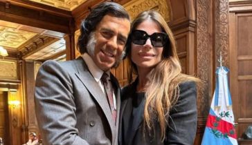 Leonardo Sbaraglia personificando a Carlos Menem con Zulemita