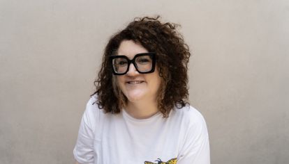 Médica, feminista y referente en redes, Sol Ferreyra —más conocida como Sol Despeinada— lleva la salud sexual y los derechos reproductivos al centro de la conversación pública. Con humor, rigor científico y una estética que rompe moldes, construyó una comunidad de más de medio millón de seguidores. Desde Instagram y YouTube, interpela al sistema médico, combate estigmas y milita por una medicina más inclusiva, empática y transformadora.
