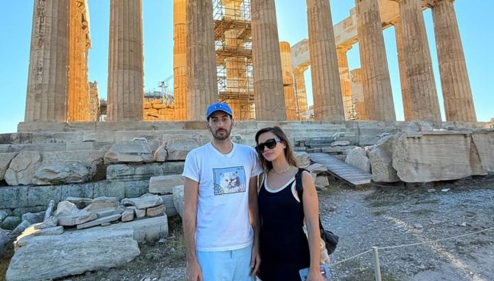 Una por una, las fotos de Celeste Cid y Santiago Korovsky en sus románticas vacaciones en Grecia