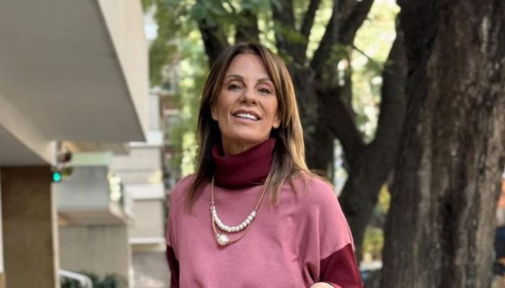 Nequi Galotti impone un total look borgoña con las tendencias invernales: cuero y peluche