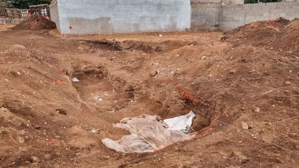 Hallaron fosa con al menos 20 cadáveres cerca del ex centro clandestino Campo de la Ribera