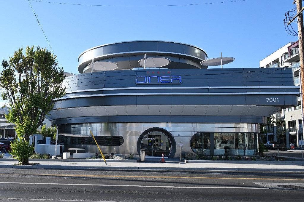 En Los Ángeles, Elon Musk tiene su restaurante Tesla Diner.