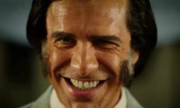 Leonardo Sbaraglia personificado como Carlos Menem