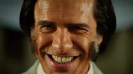 Leonardo Sbaraglia personificado como Carlos Menem
